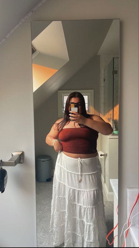 Tube Top And Maxi Skirt, Long Summer Skirts Outfits, Long Skirts Plus Size Outfit, Boho Skirt Outfit Plus Size, Long Skirt Instagram Pictures, Flowy Skirt Outfit Aesthetic, Tube Top Outfit Midsize, Spring Break Outfits Plus Size, Long White Skirt Outfit Plus Size