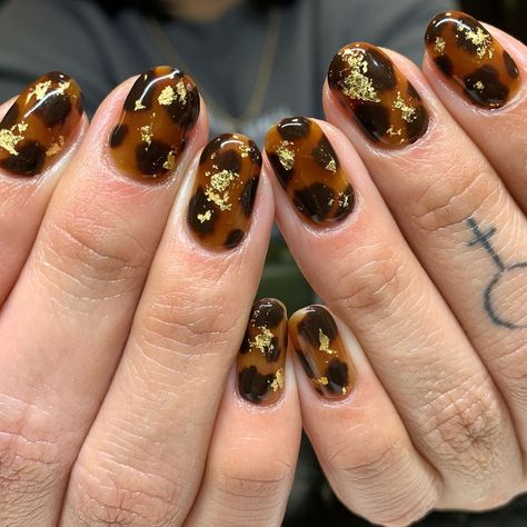 Hey, Nice Nails! on Instagram: “Tortoise shell and gold leaf for Annie 🖤” Tortoise Shell And Gold Nails, Easy Tortoise Shell Nails, Tortoise Shell Nails With Gold Foil, Autumn Nails Tortoise Shell, Colorful Tortoise Shell Nails, Gold Leaf Nails, Tortoise Nails, Leaf Nails, Shell Nails