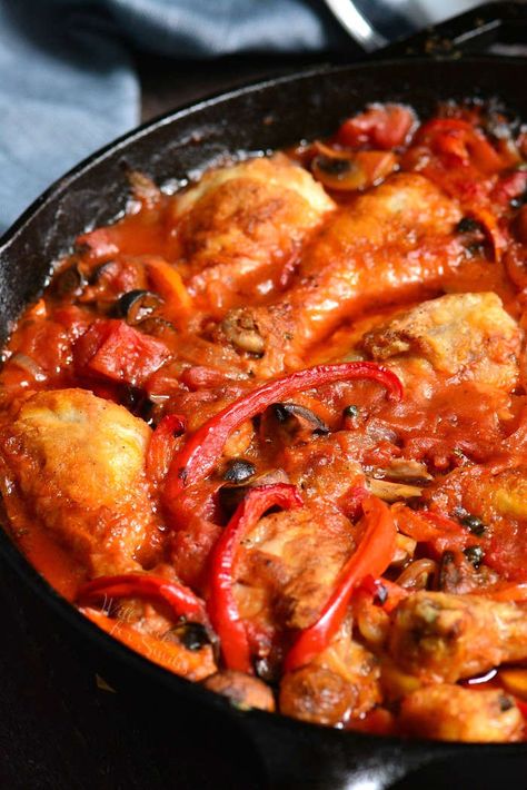 Chicken Cacciatore recipe in a pan Chicken Catchatori, Chicken Bell Peppers, Easy Baked Chicken Breast, Cacciatore Recipes, Chicken Cacciatore Recipe, Chicken Cacciatore, Easy Baked Chicken, Skillet Dinners, Classic Italian Dishes