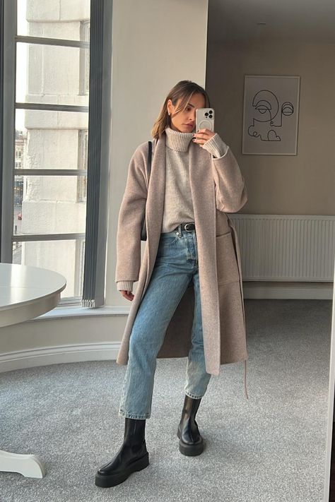 How To Wear Ankle Boots With Jeans This Winter - Style by Savina Trench Coat With Jeans Outfit, Chunky Ankle Boots Outfit, Mum Clothes, Vinter Mode Outfits, Boots With Jeans, Chelsea Boots Outfit, Ankle Boots With Jeans, European Christmas, How To Wear Ankle Boots