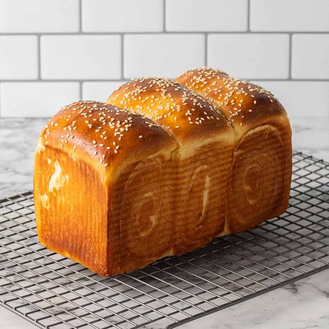 Soft Japanese Milk Bread Recipe (Hokkaido) Japanese Milk Bread Recipe, Pullman Bread, Hokkaido Milk Bread, High Protein Flour, Amish Friendship Bread, Japanese Milk Bread, Milk Bread Recipe, Japanese Bread, Friendship Bread