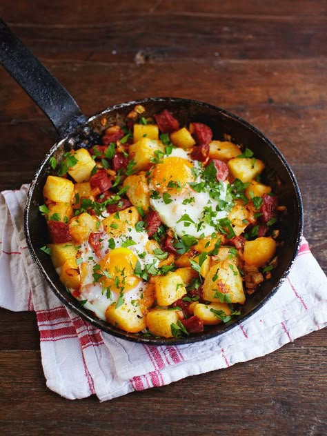 Potato Chorizo, Breakfast Hash Recipes, Potato Hash Recipe, Chorizo Breakfast, Chorizo And Potato, Frijoles Refritos, Chorizo Recipes, Hash Recipe, Breakfast Hash