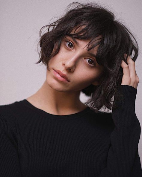 40 Timeless French Bob Ideas That Always Look Fresh Short Hair Fringe, Short Wavy Haircuts, Short Wavy Bob, Choppy Bob Haircuts, Bob Hairstyles With Bangs, Fall Hair Cuts, Cool Short Hairstyles, Chin Length Hair, Short Wavy Hair