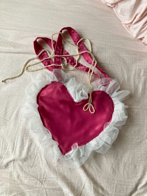 Cloth Hearts Sew, Heart Shaped Purse Pattern, Diy Heart Bag, Heart Bag Aesthetic, Heart Bag Pattern, Diy Clothes Aesthetic, Heart Bags, Heart Shaped Bag, Diy Heart