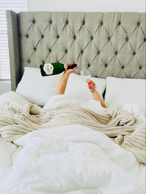 Birthday Champagne In Bed, Champagne In Bed Photography, Pose In Bed Photography, Birthday Poses In Bed, Birthday Photos In Bed, Birthday Shoot In Bed, Birthday In Bed Photoshoot Ideas, Birthday Pictures In Bed, Birthday In Bed Photoshoot