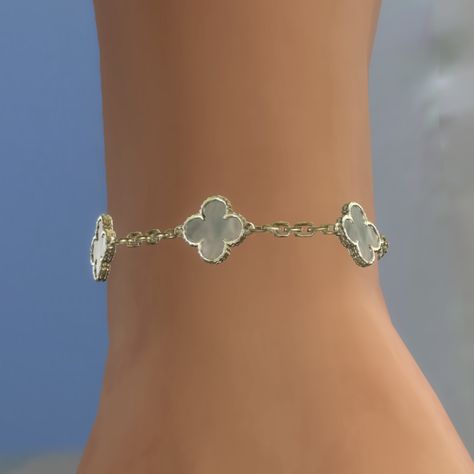 Luxe Clover Bracelet - The Sims 4 Create a Sim - CurseForge Sims Accessories, Sims 4 Nails, Sims 4 Piercings, Clothes Cc, Sims 4 Cas Mods, The Sims 4 Skin, Sims Clothes, Mod Jewelry, Free Sims 4