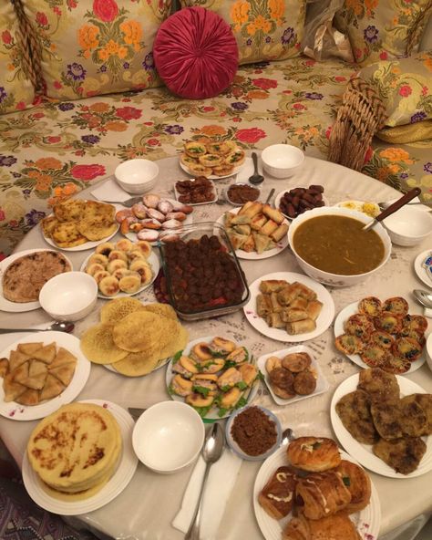 Table de ftour ramadan  au maroc Moroccan Dinner Table, Ramadan Food Iftar Table, Ramadan Dinner, Table Ramadan, Ramadan Recipes Iftar, Ramadan Table, Plats Ramadan, Moroccan Kitchen, Ramadan Food