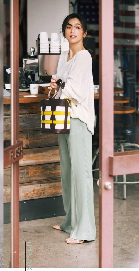 Japanese Women Style, Minimalist Fashion Women Summer, Japandi Outfits, Japanese Street Style Minimalist, Japanese Minimalist Fashion Summer, Asian Summer Fashion, Japandi Fashion, Asian Summer Outfits, Japanese Summer Outfits