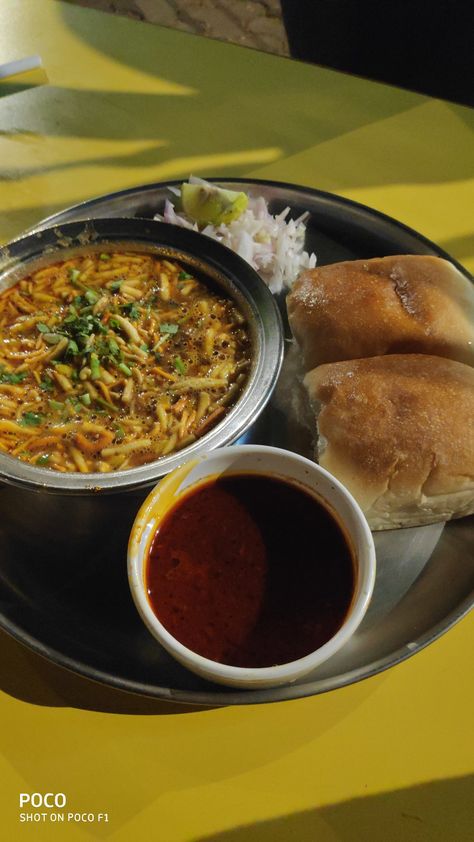 Mulund Misal Pav tari Misal Pav, Diwali Wallpaper, Lovely Pictures, Cloth Design, Photo Album Quote, Snap Food, Homemade Food, Food Snapchat, Food Menu