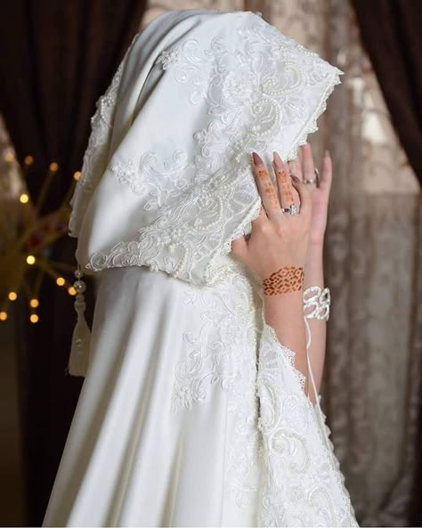 Niqabi Bride, Pola Topi, Wedding Cloak, Muslimah Wedding Dress, Muslimah Wedding, Bride Dress Simple, Bolero Wedding, Bride Guide, Bridal Party Robes