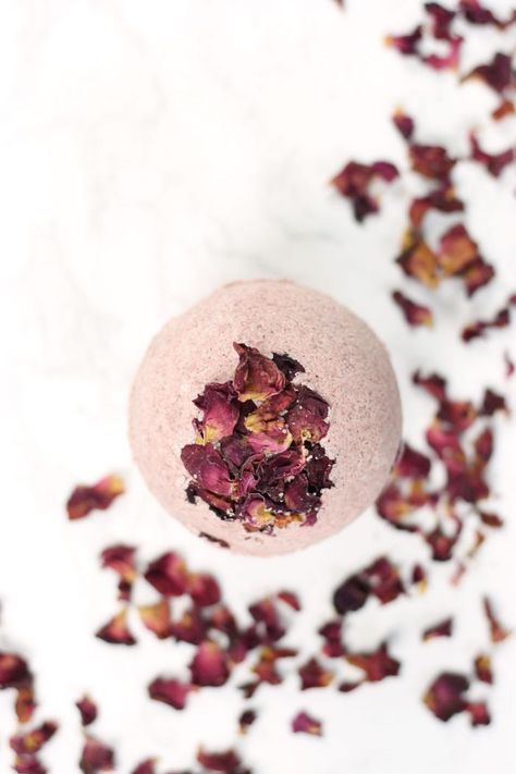 Romantic Bath, Bath Bomb Ingredients, Rose Petal Bath, Rose Diy, Real Rose Petals, Diy Rose, Bath Bomb Recipes, Diy Body Care, Vanilla Essential Oil