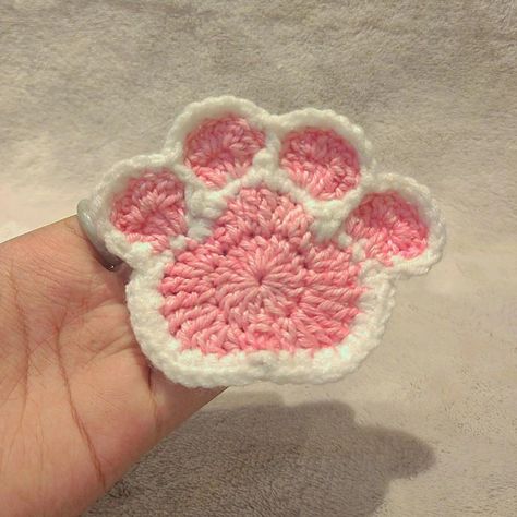 Crochet Patterns Ideas: Where Art Meets Craft Crochet Paw Mittens, Crochet Paw Coaster, Paw Crochet, Crochet Patterns Ideas, Paw Gloves, Crochet Wall Art, Flower Coasters, Crochet Cable, Cat's Paw