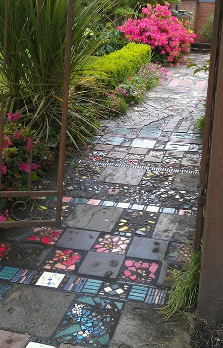 Broken tiles Walkways Paths, Garden Stepping Stones, Garden Walkway, Garden Types, Cottage Life, Cottage Gardens, Landscape Designs, Mosaic Garden, Garden Pathway