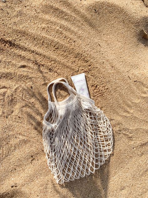 Mesh Bag Aesthetic, Baguette Bag Aesthetic, Aesthetic Beach Bag, Beach Bag Aesthetic, Beach Skincare, Everyday Bag Essentials, Details Aesthetic, Aesthetic Skincare, Aesthetic Bags