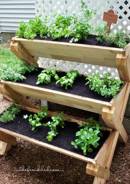 This cedar planter is a super cute way to grow herbs vertically! Great idea for a patio or deck. Apartment Herb Gardens, Shed Inspiration, Vertical Herb Gardens, Herb Garden Planter, Outdoor Herb Garden, Diy Herb Garden, نباتات منزلية, Herb Garden Design, Gardening Design