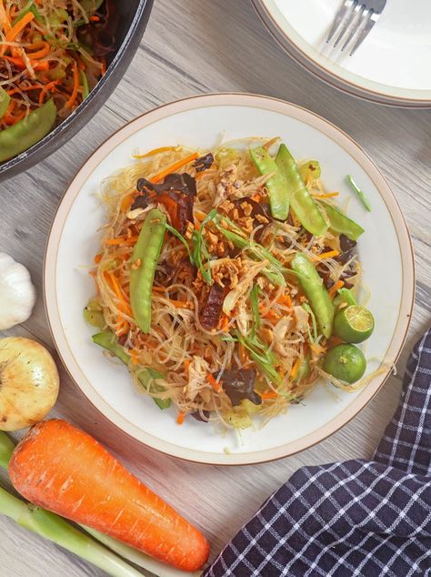 Pancit Sotanghon is a quick stir-fry noodle dish that's sure to be a crowd favorite. Made with vermicelli noodles, shredded chicken, mushrooms, and assorted vegetables, it makes for a delicious and filling snack or main meal. Pancit Luglug, Sotanghon Recipe, Pansit Bihon, Pancit Sotanghon, Sotanghon Guisado, Guisado Recipe, Filipino Noodles, Thick Noodles, Pancit Recipe