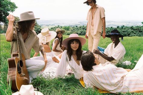 Yearbook Photoshoot, Picnic Photo Shoot, Miami Aesthetic, Group Photo Poses, Bohemian Mama, Spring Ootd, Picnic Inspiration, Lack Of Color, Wide Brim Fedora