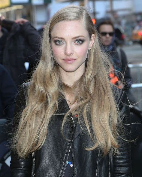 Hair Colors For Green Eyes, Colors For Green Eyes, Amanda Seyfried Hair, Hair Colour For Green Eyes, Honey Brown Hair, Cool Blonde, Makijaż Smokey Eye, Dark Blonde Hair, Blonde Hair Looks