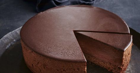 Einen unfassbar leckeren Mousse-au-Chocolat-Kuchen kannst du mit unserem einfach erklärten Rezept jetzt selber machen! Auf einen fluffigen Boden folgt eine herrlich schokoladige Creme-Schicht. Was für eine Torte! #mousseauchocolat #dessert #sweets #daskochrezept #torte #kuchen #schokokuchen #schokotorte Mousse Au Chocolat Torte, Chocolate Torte, Creamy Desserts, Almond Cookies, Chic Nails, Cake Recipes, Cheesecake, Almond, Food And Drink