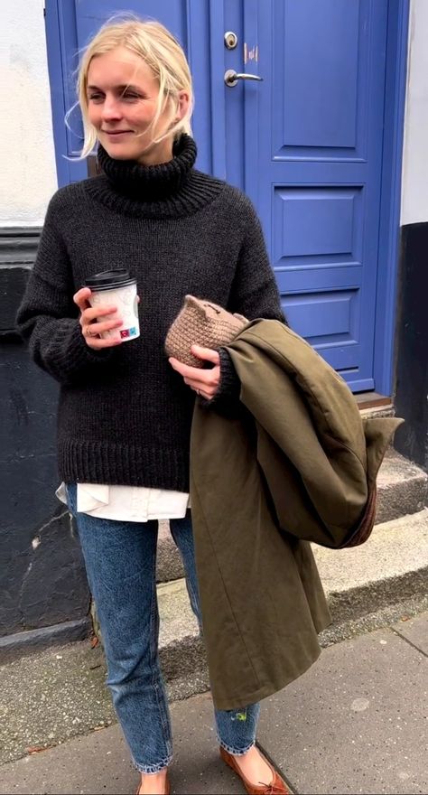 Scandi Women Style, Nordic Street Style Winter, European Street Style Women, Swiss Street Style, Norwegian Fashion Woman, Swedish Women Style, Finnish Fashion Street Styles, Scandinavian Womens Fashion, Scandinavian Street Style 2023