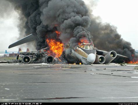 The Il-76 freighter caught fire on the ground while it was being loaded in preparation for a flight to Brazzaville (BZV). Thanks to my friend Igor for this photo. Aviation Accidents, Aircraft Pictures, Kazan, Police Cars, Natural Disasters, Helicopter, Ukraine, Aircraft, Russia