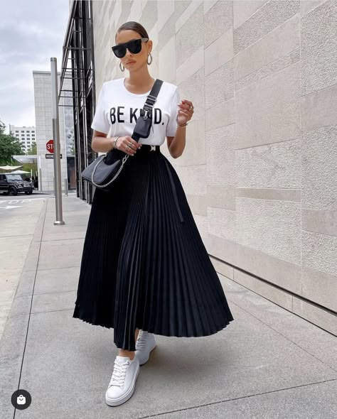 Long Black Pleated Skirt Outfit, Long Pleated Skirt Outfit, Pleated Skirt Outfit Summer, Fall Maxi Skirt Outfits, Fall Maxi Skirt, Black Pleated Skirt Outfit, Love Styles, Outfit Elegantes, Pleated Skirt Outfit