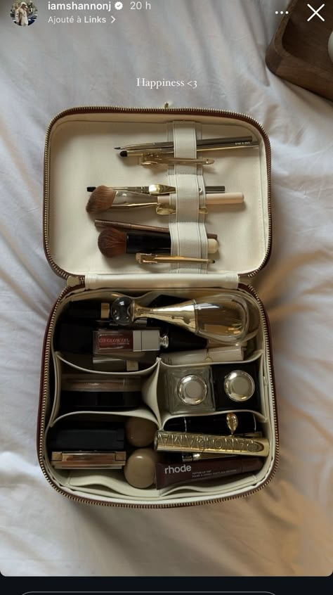 Inside My Bag, Handbag Essentials, What's In My Bag, Bag Essentials, In My Bag, Essential Bag, Makeup Essentials, Aesthetic Makeup, Brad Pitt