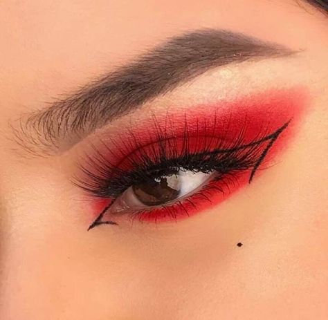 Make Up Yeux, Red Eyeshadow Makeup, Red Eyeshadow Look, Red Makeup Looks, Easy Eye Makeup Tutorial, Devil Makeup, Black Eye Makeup, Red Eye Makeup, Bold Eye Makeup