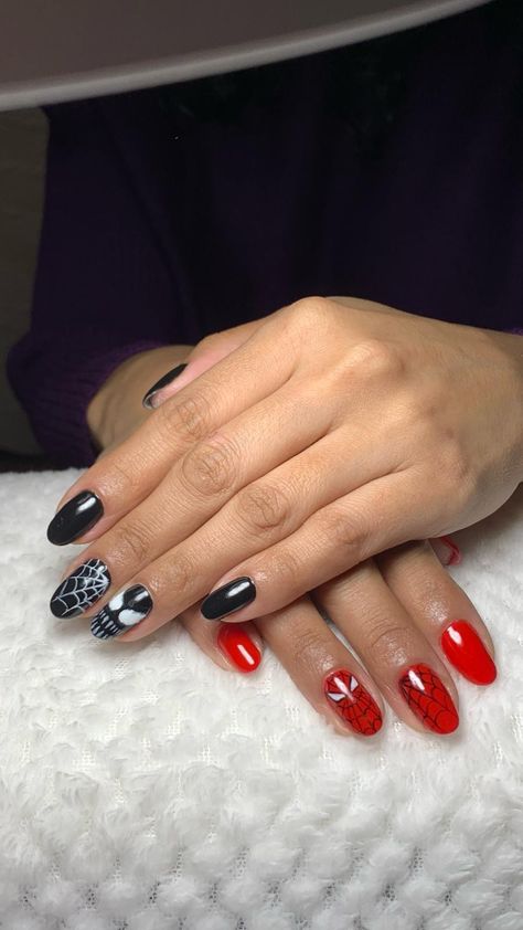 Spiderman and Venon Venom Inspired Nails, Spiderman Nails Designs, Spidey Nails, Venom Nails, Spiderman Nails, Spiderman Venom, Silver Glitter Nails, Christmas Spider, Cute Short Nails