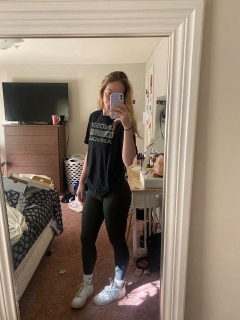 Black leggings outfit idea Black Leggings With Black Shirt, Grey Camo Leggings Outfit, Nice Leggings Outfit, Dark Green Leggings Outfit, Light Grey Leggings Outfit, Summer Outfits With Leggings, Green Leggings Outfit, Camo Leggings Outfit, Black Leggings Outfits