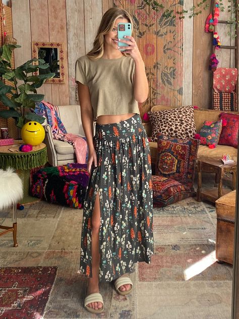 The Addie Midi Skirt is easy to wear with practically anything in your closet! Boots, sandals or sneakers? Yep. Jacket, tee or a Natural Life sweater? Absolutely! Dressed up or down, the Addie in our charcoal bouquet print is a go-to style! The side slit makes walking easy and the smocked back and pleats create a comfy Look Hippie Chic, Looks Hippie, Look Boho Chic, Mode Hippie, Estilo Hippie, Mode Boho, Boho Chic Outfits, Natural Life, Hippie Outfits