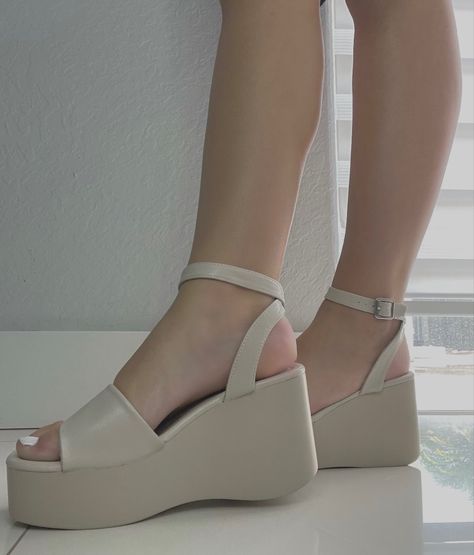 Platform Sandals Outfit, Sandals Design, White Platform Sandals, Cute Shoes Heels, Shoes Heels Classy, Shoes Ideas, Classy Shoes, Trendy Sandals, Chic Sandals