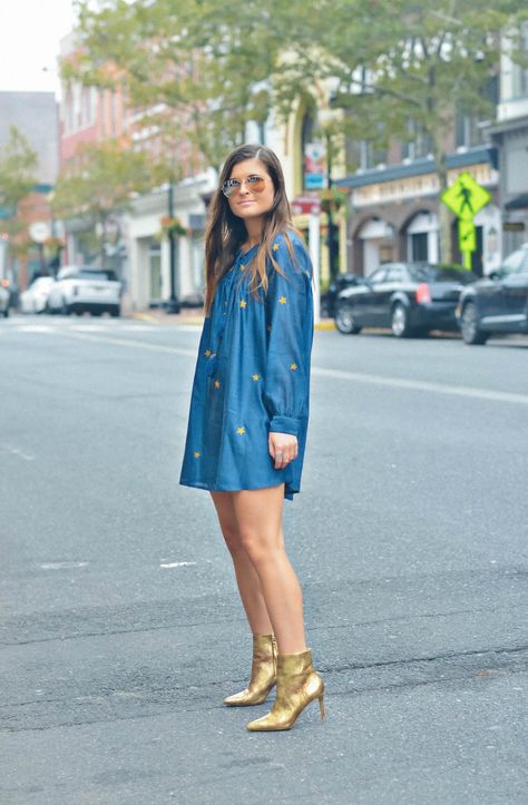 Gold Ankle Boots Outfit, Gold Boots Outfit Street Style, Golden Boots Outfit, Gold Booties Outfit, Golden Shoes Outfit, Gold Boots Outfit, Blue And Gold Outfits, Glitter Boots Outfit, Ankle Boots Outfit Ideas