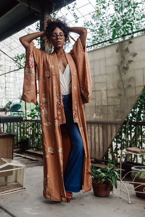 Boho Fancy Outfit, Astral Clothes, Witchy Attire, Boho 2023, Kimono Ideas, Boho Sheek, Long Cardigan Outfit, Kimono Outfits, Look Boho Chic