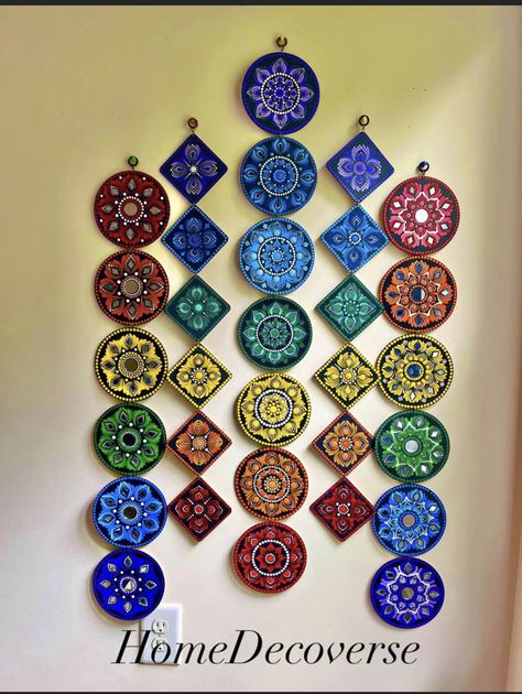 Painting Bottles, Lipan Art, Dotting Art, Mandala Book, Diy Wall Decor For Bedroom, Madhubani Paintings, Mandala Jewelry, Mandala Rock Art, Lippan Art