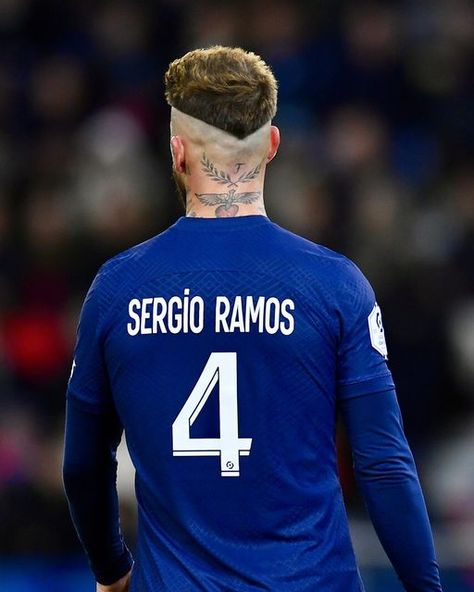 College Hairstyles Easy, Beard Cut Style, Ramos Haircut, Football Hairstyles, Faded Beard Styles, Beard Cuts, College Hairstyles, Ronaldo Photos, Crop Haircut