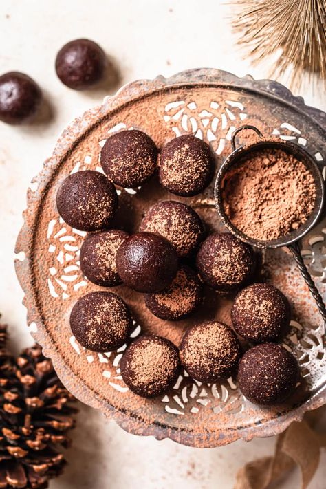 Healthy Rum Balls - Gluten Free, Dairy Free and Vegan Dairy Free Christmas Cookies, Rum Balls Recipe, Healthy Christmas Treats, Sugar Free Sweets, Rum Balls, Healthy Vegan Desserts, Healthy Christmas, Gf Desserts, Medjool Dates