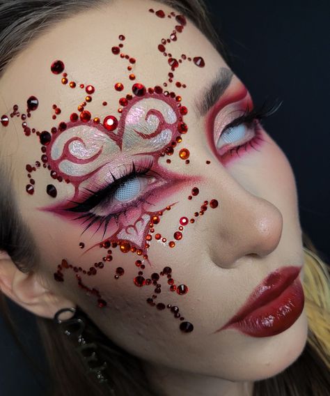 Artistic Makeup Looks Creative, Maximalist Makeup Looks, Valentines Day Makeup Creative, Artistic Makeup Looks, Crazy Eye Makeup, Heart Makeup, Graphic Makeup, Magical Makeup, Eye Makeup Pictures