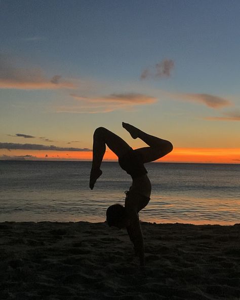 Yoga Sunset, Yoga Aesthetic, Airline Pilot, Followers On Instagram, Yoga Workouts, Yoga Outfit, Yoga Body, Yoga Pants Outfit, Workout Yoga