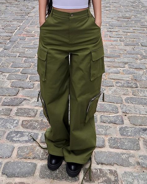 Womens Black Cargo Pants, Trousers Women Outfit, Cargo Pants Outfit Women, Cargo Pants Style, 2piece Outfits, Mode Kimono, Baddie Fits, Cargo Pants Outfit, Green Cargo Pants