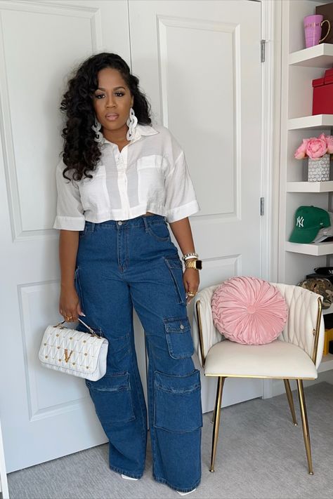 Shop details in the LTK App Cargo Denim Outfit, Denim Cargo Pants Outfit, Cargo Jeans Outfit Women, Jean Cargo Pants Outfit, Cargo Jeans Outfit, Smart Casual Jeans, Girly Style Outfits, Cargo Outfit, Wide Leg Jeans Outfit