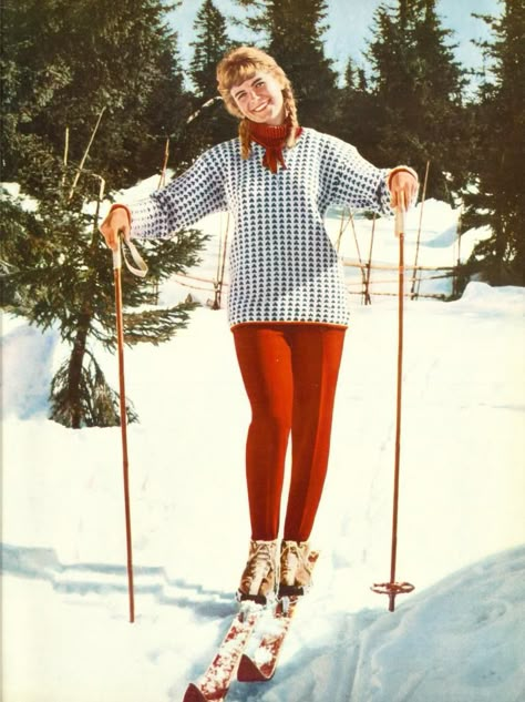 Vintage Ski Outfit, Retro Ski Outfit, Vintage Ski Photos, Ski Outfit For Women, Lodge Wall Decor, Antique Skis, Ski Home, Vintage Skiing, Ski Party