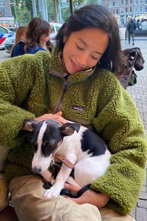 Patagonia Street Style, Fleece Outfit Women, Photo With Dog, Fleece Jacket Outfit, Patagonia Jacket Women, Patagonia Style, Patagonia Fleece Jacket, Patagonia Outfit, Fleece Outfit