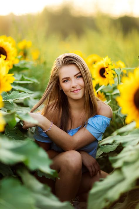 Larissa / Sunflower Shoot / Carnation and Duvall Area Senior Portraits — Ariella Noelle Photography Pictures With Sunflowers, Sunflower Field Photography, Sunflower Field Pictures, Field Senior Pictures, Sunflower Photoshoot, Cute Senior Pictures, Senior Portraits Girl, Sunflower Photography, Senior Photography Poses