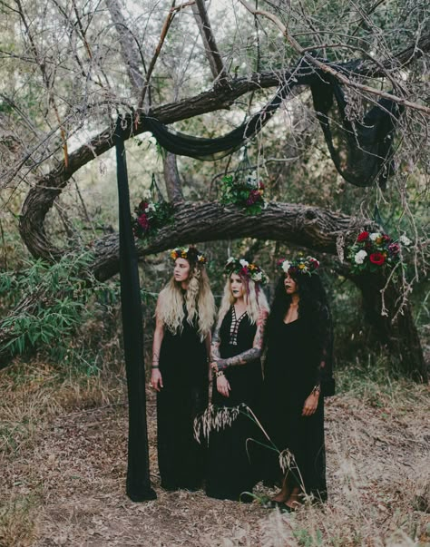 Coven Bridal Inspiration Classy Halloween Wedding, Halloween Wedding Dresses, Halloween Bridal Showers, Witch Wedding, Pagan Wedding, Classy Halloween, Halloween Themed Wedding, Chic Halloween, Goth Wedding