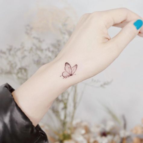 55 Butterfly Hand Tattoo Ideas That Soar Above The Rest | 55 Butterfly Hand Tattoo Thinking About A Butterfly Hand Tattoo? Get Inspired By These Soaring Ideas. Lifestyle Cat Face Tattoos, Hand Tattoo Ideas, Feminist Tattoo, Butterfly Hand Tattoo, Hand Tattoos For Girls, Girl Arm Tattoos, Cute Hand Tattoos, Chic Tattoo, Small Butterfly Tattoo