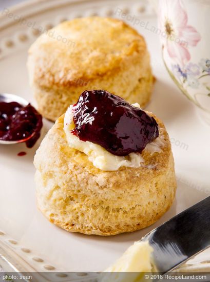 Moist, fluffy and savory scones are a great accompaniment along with your main course or a handy and tasty snack. Whole Wheat Scones Recipe, Scones Recipe Uk, Whole Wheat Scones, Wholemeal Scones, Lemonade Scones, Best Scones, Olive Oil Recipes, Savory Scones, Olive Recipes