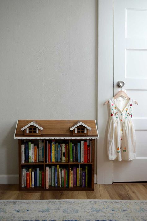 little-girl-room-toys Kids Room Storage Baskets, Book Storage Ideas Nursery, Antique Toy Storage, Kids Toy And Book Storage, Living Room With Kids Toys, Toy Rooms Ideas, Toy Storage Aesthetic, Vintage Toy Storage, Aesthetic Toy Storage Living Room