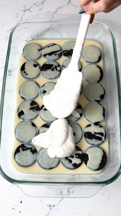 Oreo Dump Cake Easy and Fast - Kippi at Home Bake Off Dessert Ideas, Oreo Cookie Dump Cake, Desserts Made With Oreos, Cookie And Cream Cake Recipe, Easy Yummy Desserts Quick, Pudding Oreo Dessert, Oreo Cool Whip Dessert, Easy Desserts To Make With Kids, Oreo Recipes Easy 3 Ingredients