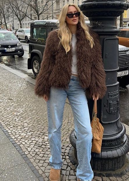 Wearing jeans and a fitted long-sleeve top is sexy, but casual in a not-trying-too-hard kind of way. 💙 Throw on a statement coat over your favorite pair of denim to have a little fun and take your look to the next level. Faux fur coats like this one are a huge trend and add a little irresistible softness to your look.

#statementjacket #fauxfur #dateoutfitinspiration #outfitideas #2025outfittrends Denim Styling, Winter Date Night Outfits, Statement Coat, Statement Jacket, Faux Fur Coats, Date Outfits, Fur Coats, Faux Fur Coat, Parisian Style